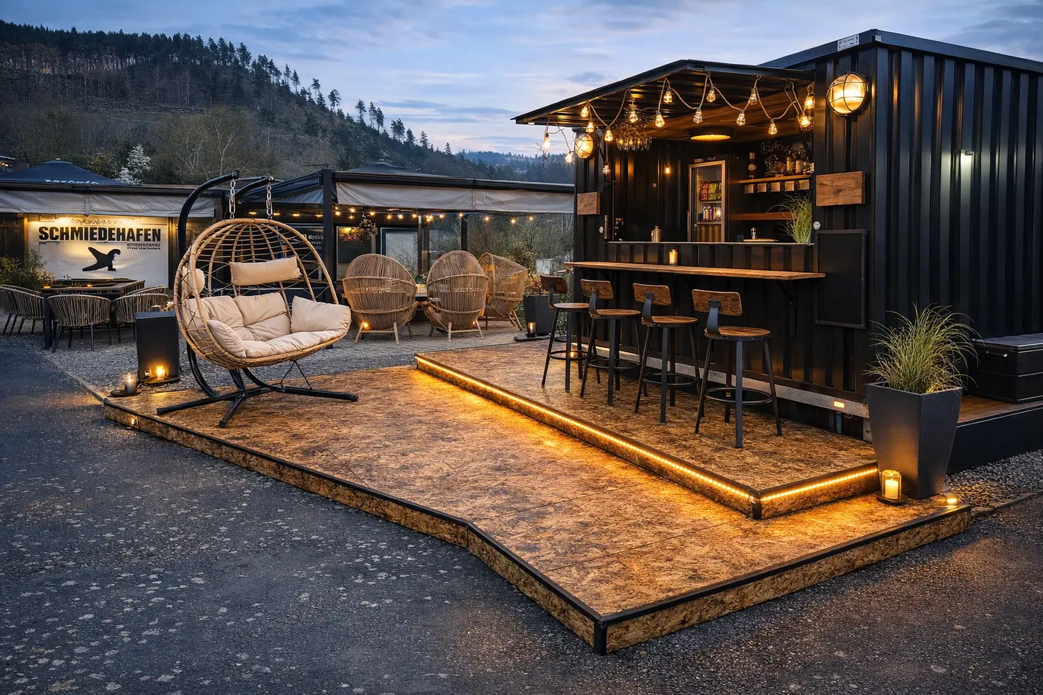 Die Hafenbar am Abend mit Lichterketten und Barhockern