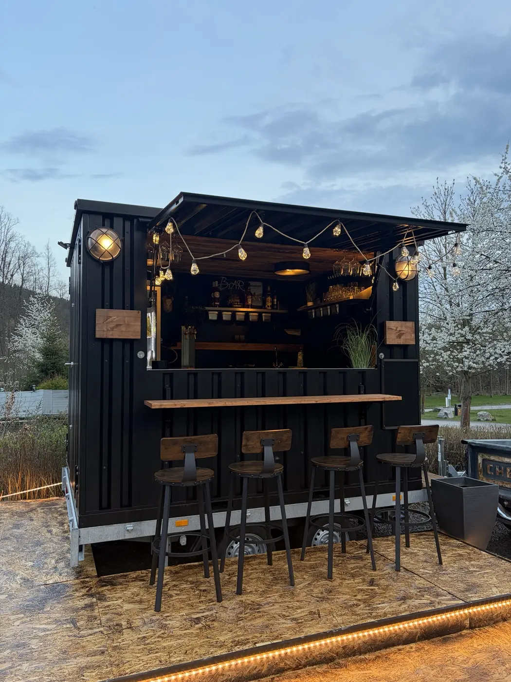 The mobile Hafenbar trailer in the front view