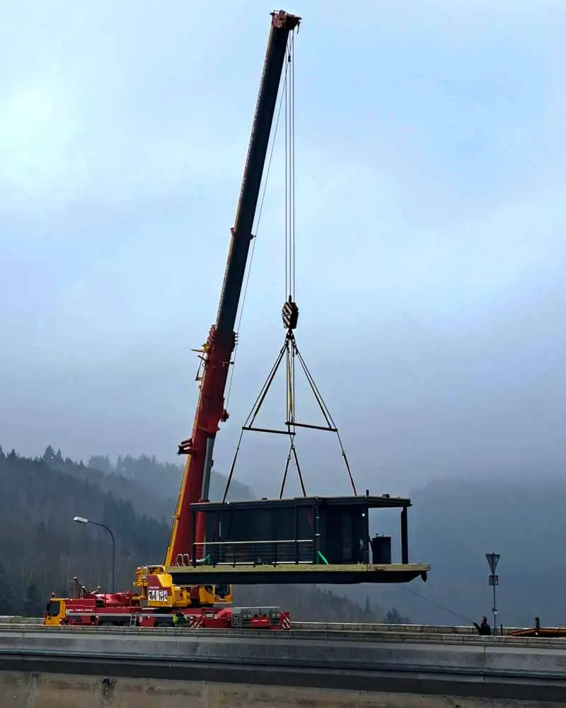A crane lifts the SaaleSpa sauna boat down to the Lake Hohenwarte