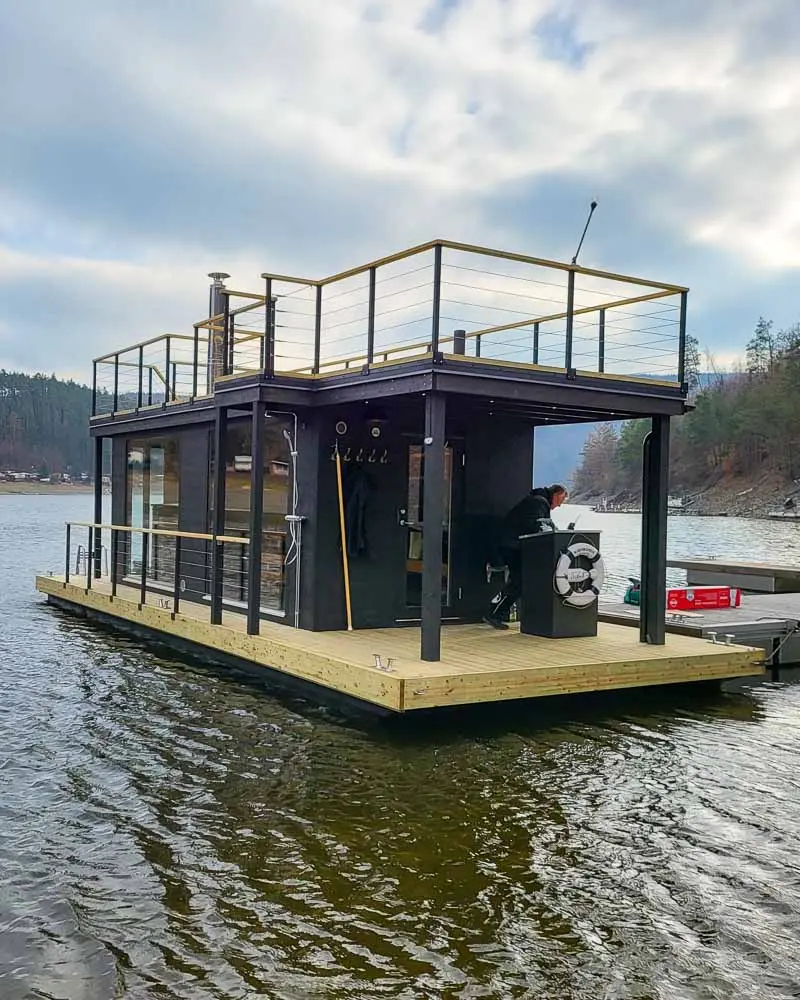 The SaaleSpa sauna boat floats on the Lake Hohenwarte