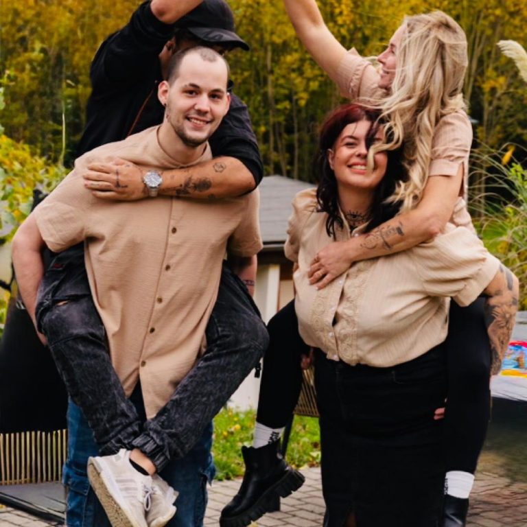 Das Team vom Schmiedehafen Gruppenselfie von vier Personen, zwei sitzen auf den Schultern der anderen. Herbstliche Umgebung.