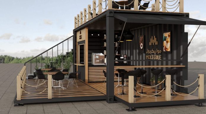 Modernes Café mit Holzdeck, Sitzplätzen im Freien und kreativem Design.
