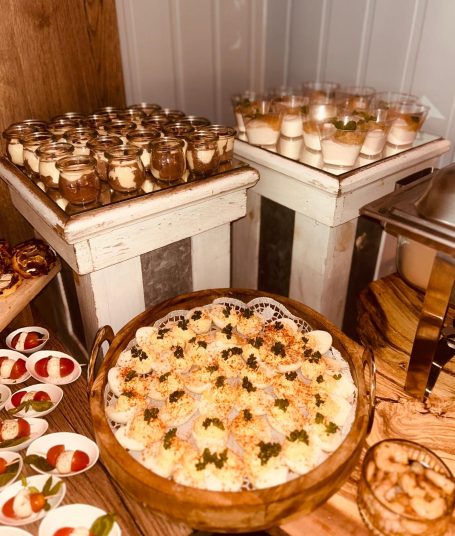 Ein Buffet mit Desserts in Gläsern und einer großen Schüssel mit Salat.