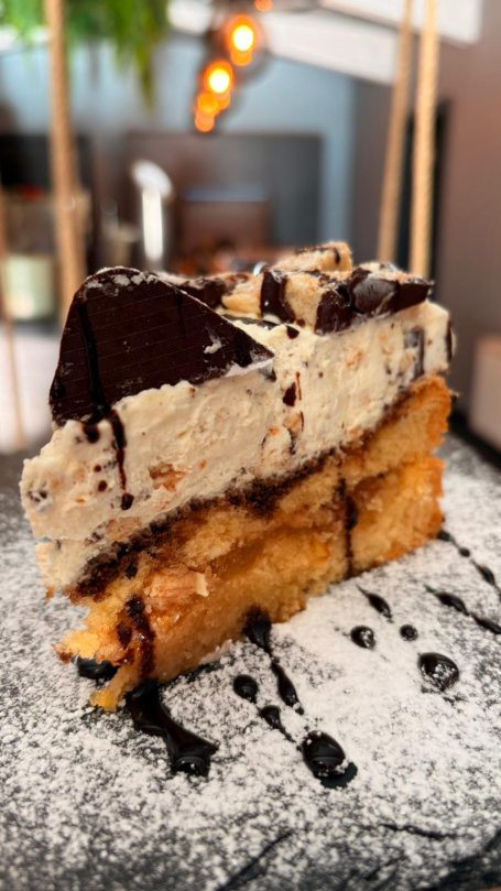 Ein köstliches Stück Schokoladenkuchen mit Sahne und Schokoladensauce.