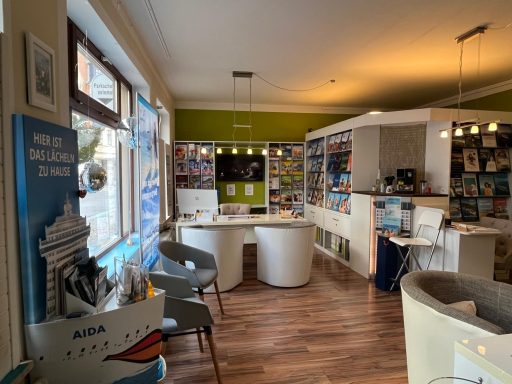 Moderne Büroszene mit Tischen, Stühlen und bunten Wänden. Helle, einladende Atmosphäre.