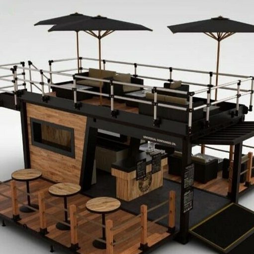 Moderne, zweigeschossige Lounge mit Holz- und Metallstruktur, sonnigen Schirmen und Barhockern.